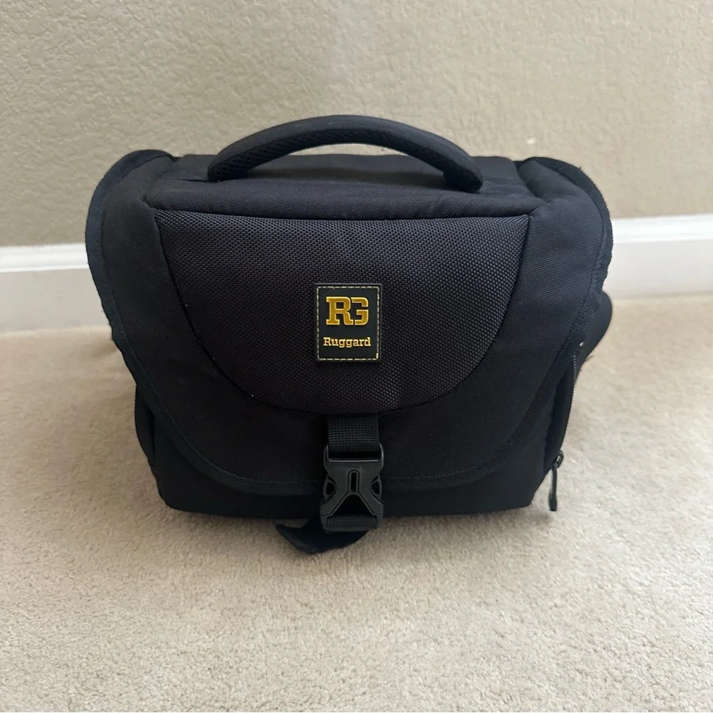 Sleek Black Messenger Bag for Everyday Use